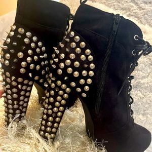 Stud boots